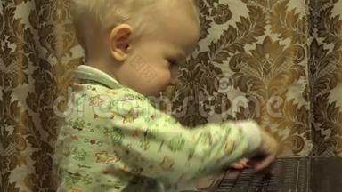 可爱的新生儿小女孩工作个人电脑。 4K超<strong>高清</strong>，超<strong>高清</strong>